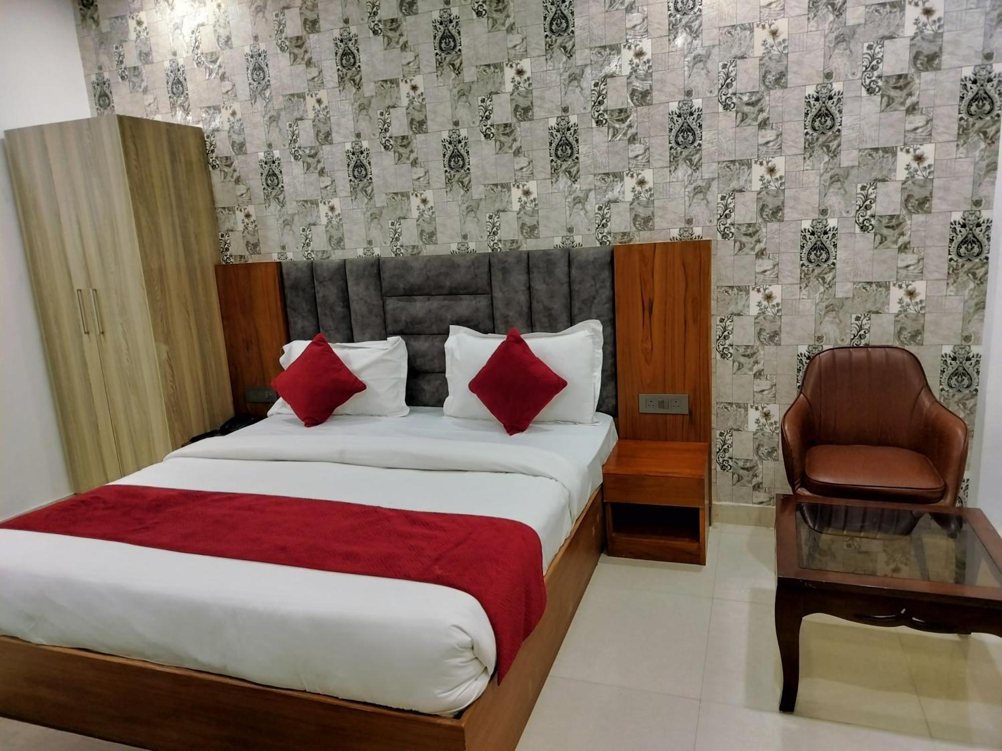 Airport The Class 5 Mins Aerocity Metro Guest house