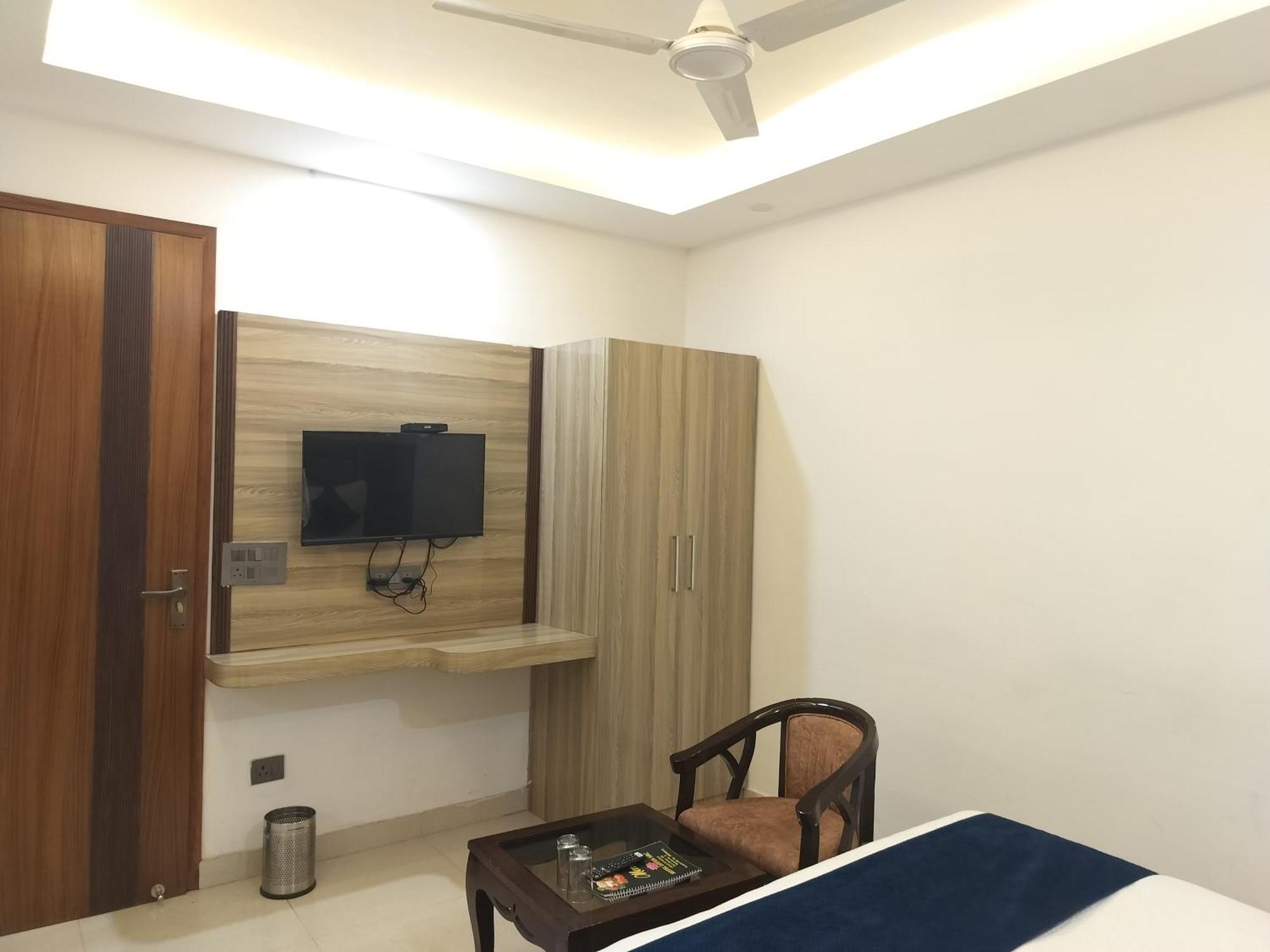 Airport The Class 5 Mins Aerocity Metro Guest house