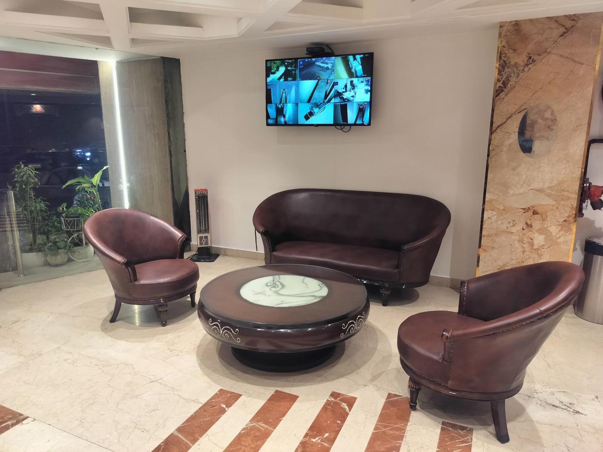 Airport The Class 5 Mins Aerocity Metro Guest house