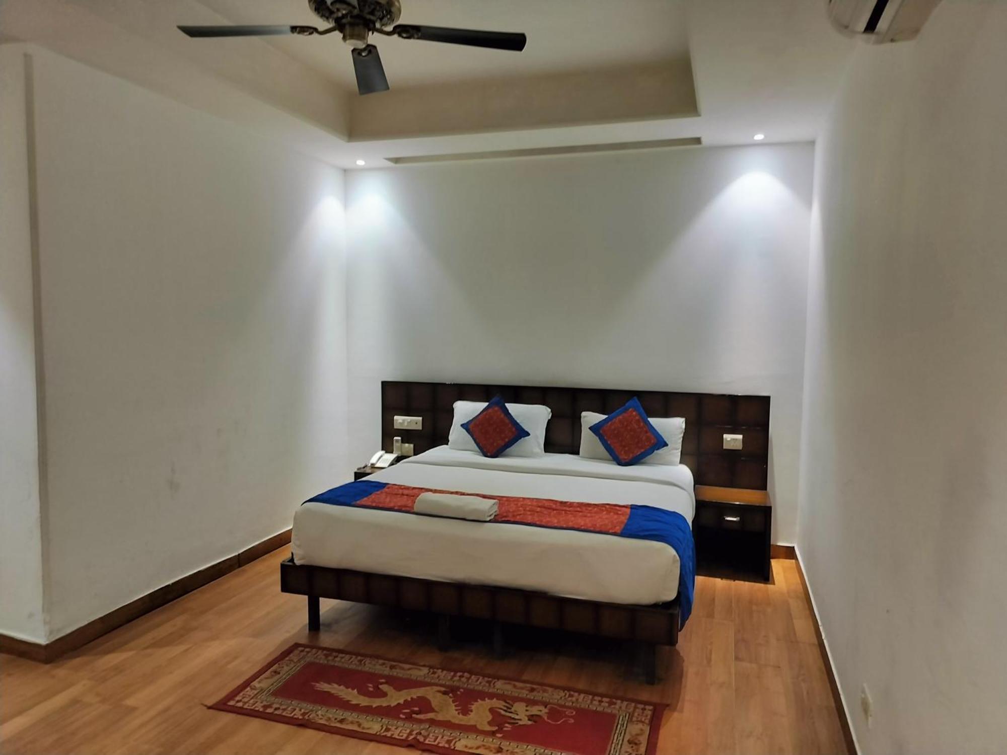 Airport The Class 5 Mins Aerocity Metro Guest house